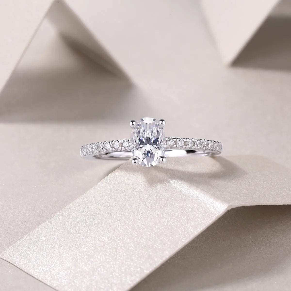Egg-shaped 5x7mm moissanite wedding ring set in S925 silver with platinum plating, sizes 5 to 9, gift box and GRA certificate