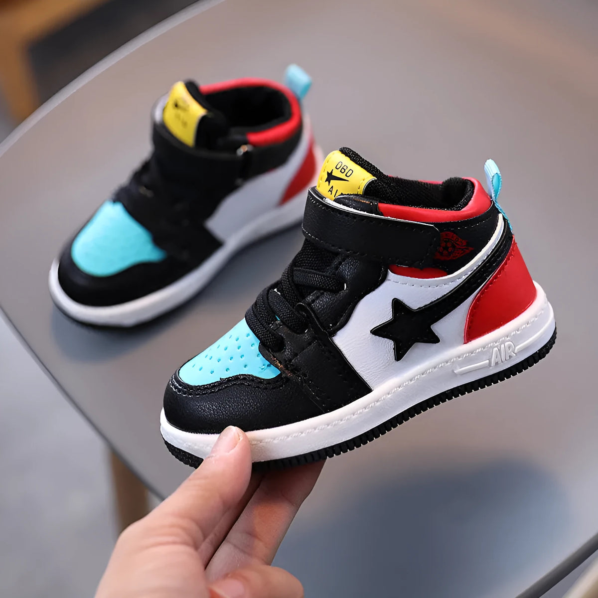 Children's casual sports shoes with TPU upper, rubber sole, Velcro fastening, cartoon pattern, black or white, sizes 22-31.