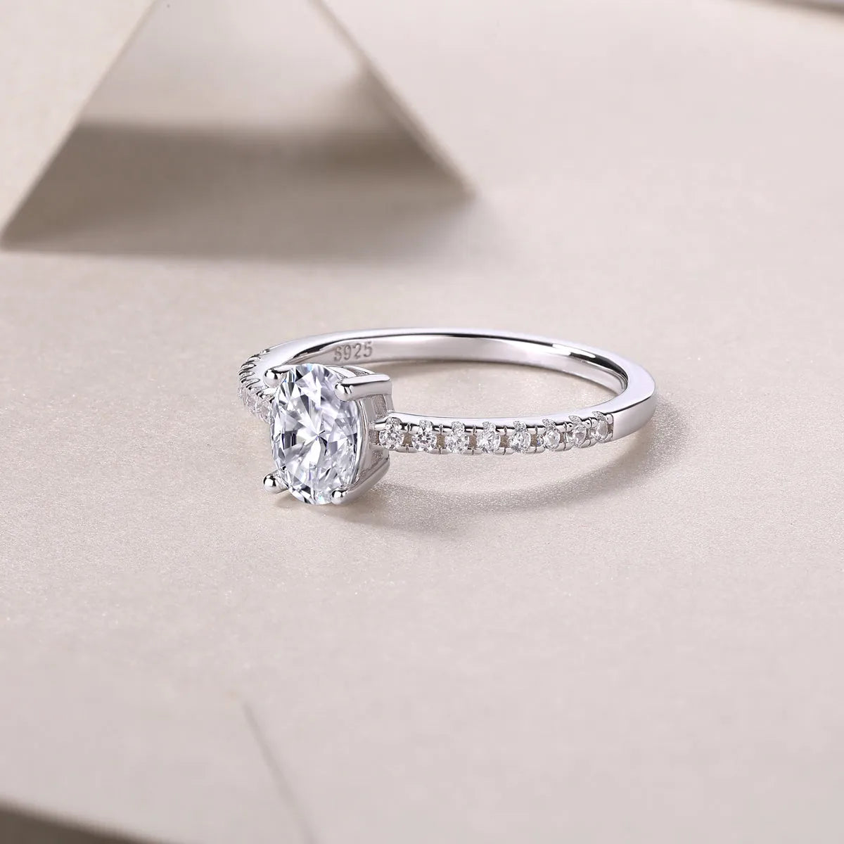 Egg-shaped 5x7mm moissanite wedding ring set in S925 silver with platinum plating, sizes 5 to 9, gift box and GRA certificate