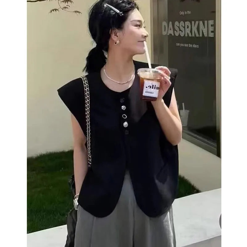 Women's loose fit sleeveless vest in solid colour with side pockets.