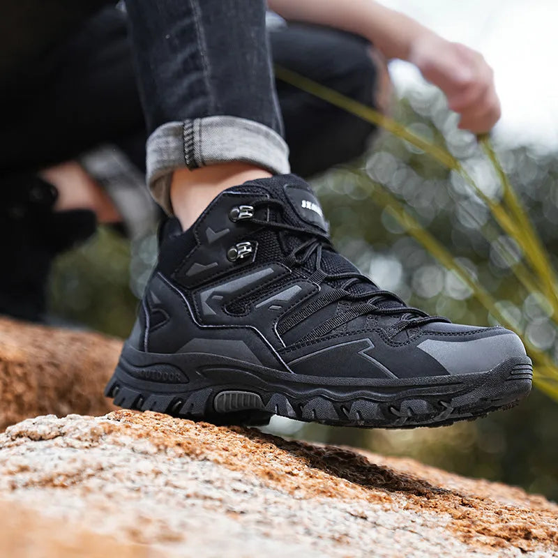 Men's low-top hiking sneakers in grey with flannel upper and natural rubber sole.