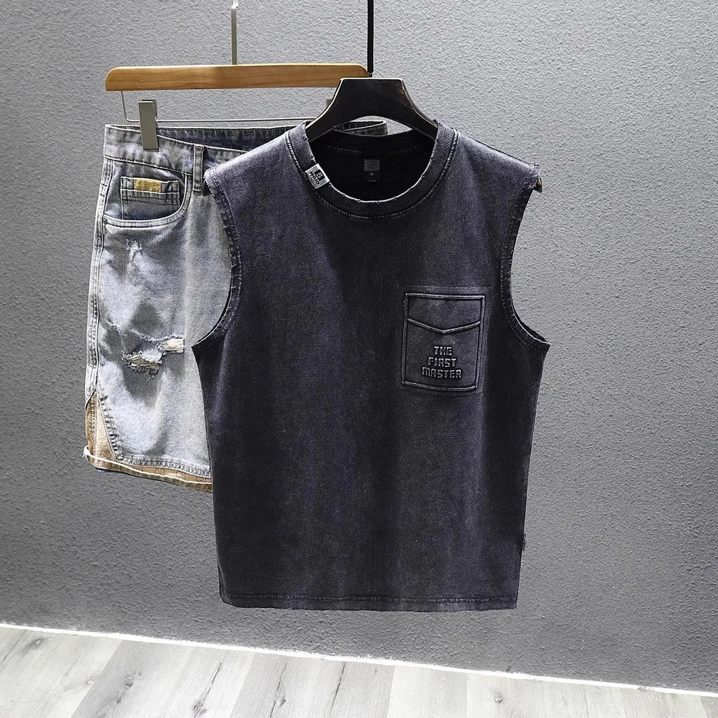 Solid colour cotton sleeveless fitness t-shirt with straight hem in loose fit design
