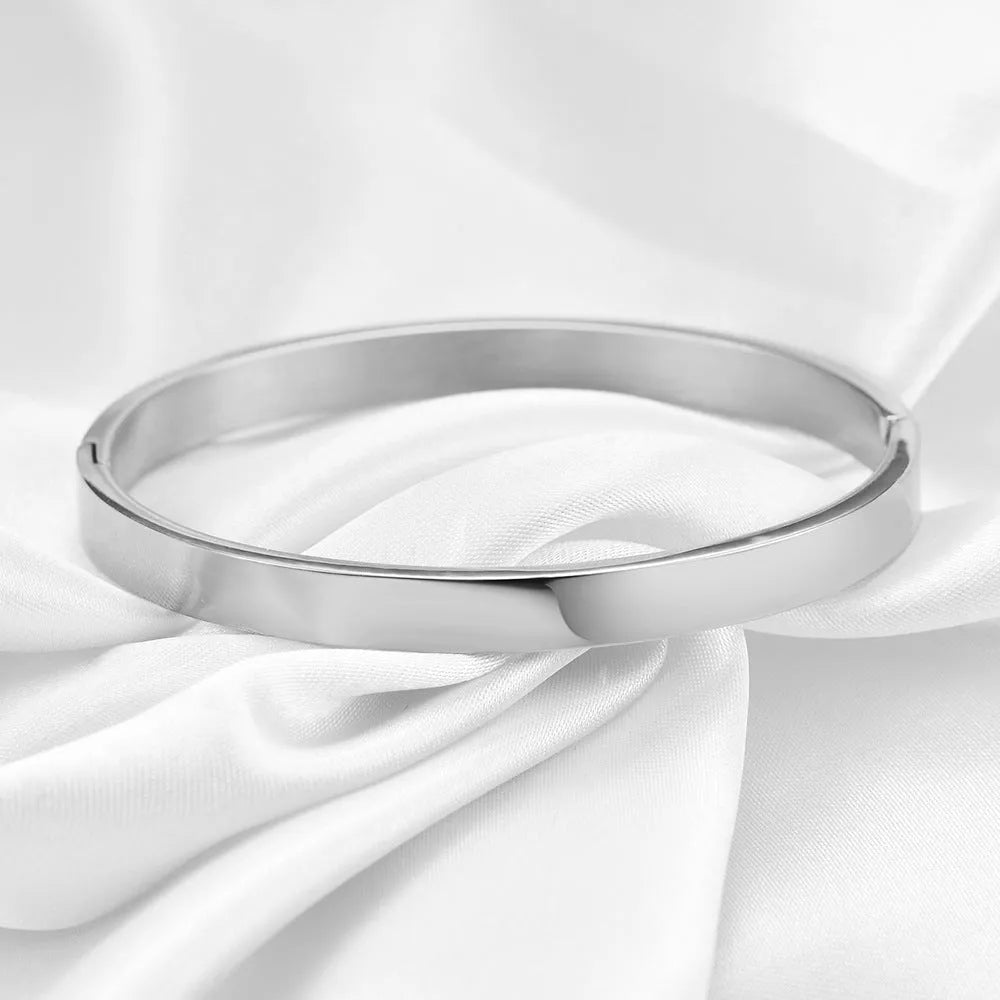 Simple glossy snap bracelet for women in polished stainless steel, oval minimalist design, steel colour or gold