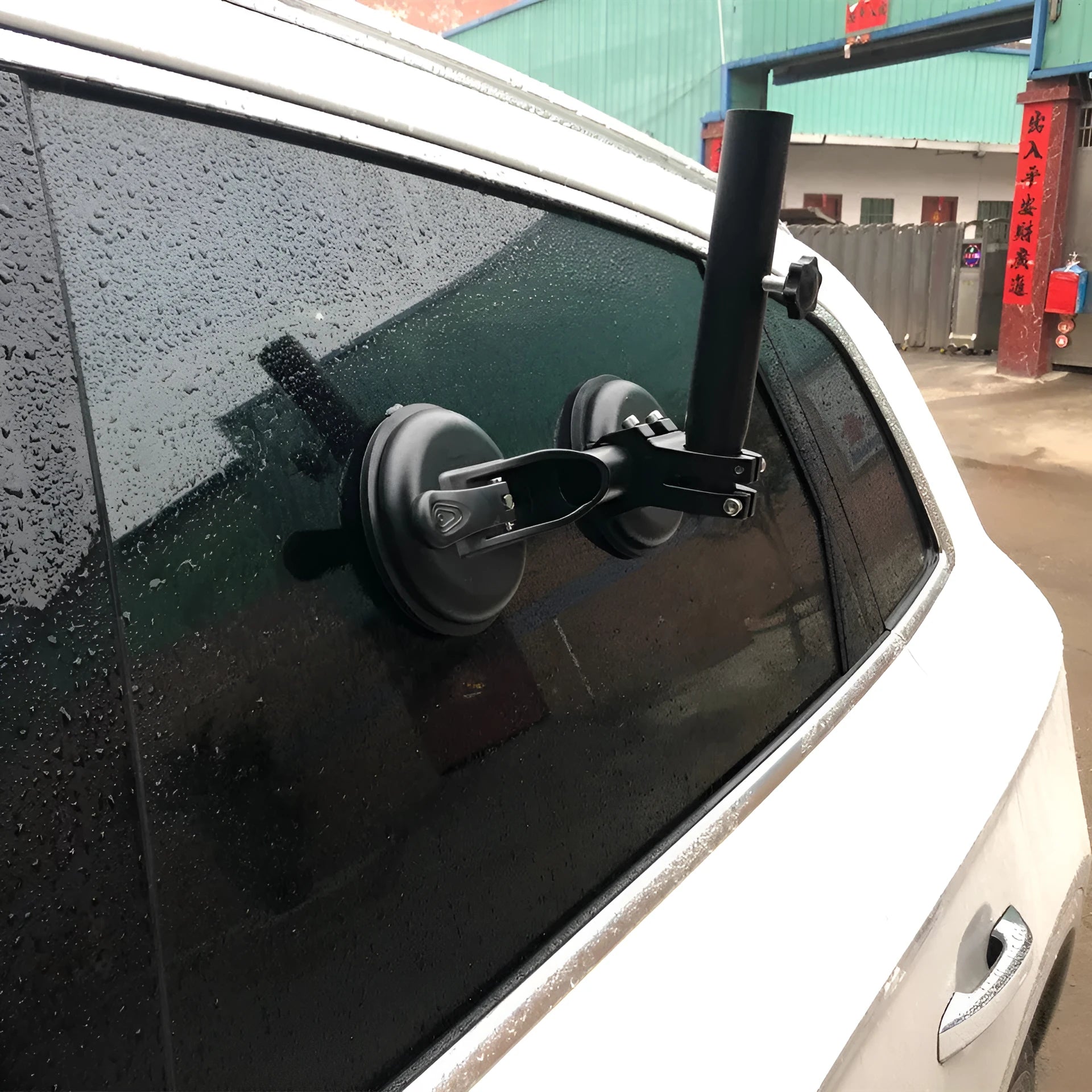 Black off-road car glass sucker base with round suction cup and 1.1kg rubber disc for flag mounting