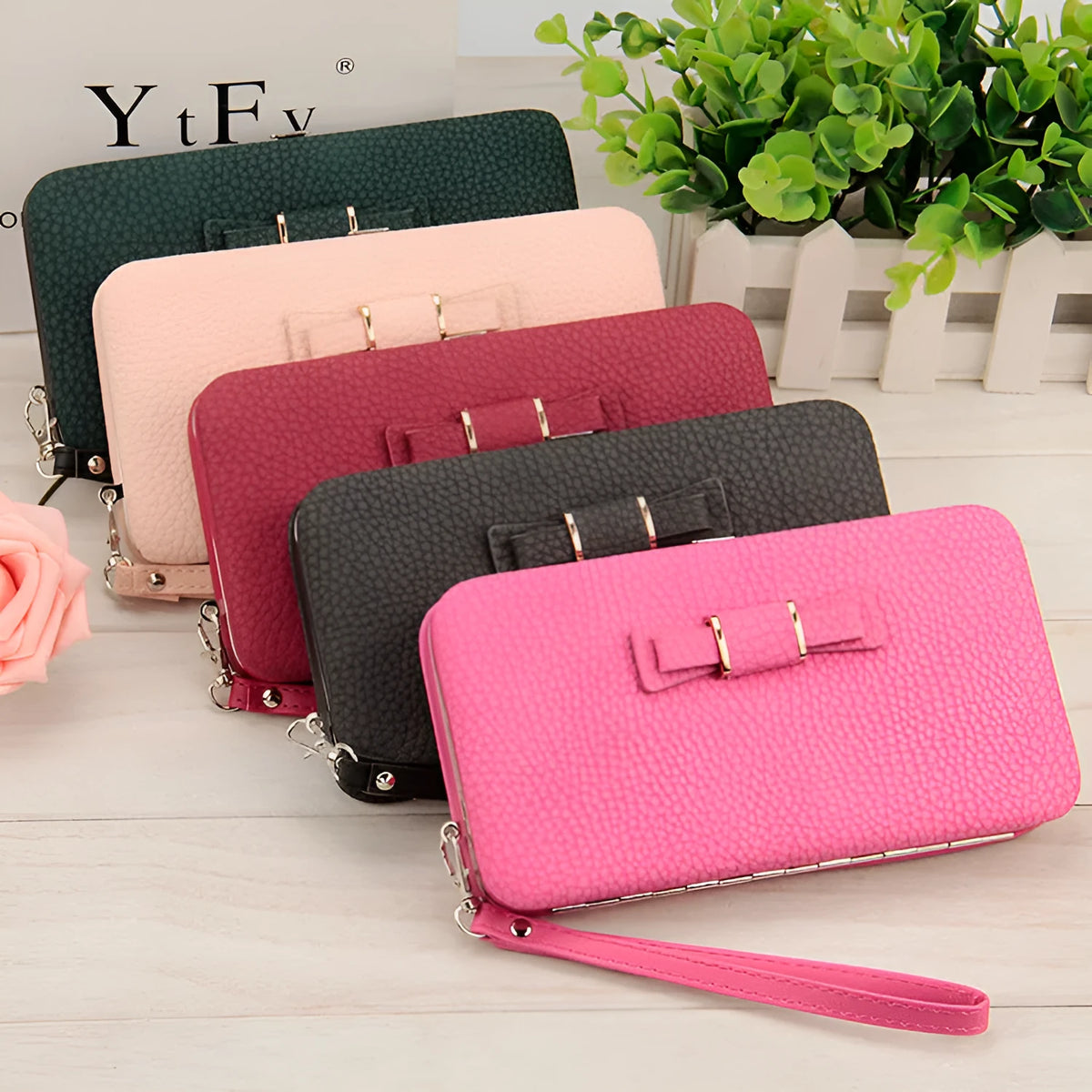 Korean coin purse in PU leather with zip closure, 18.5cm length, 10.5cm height