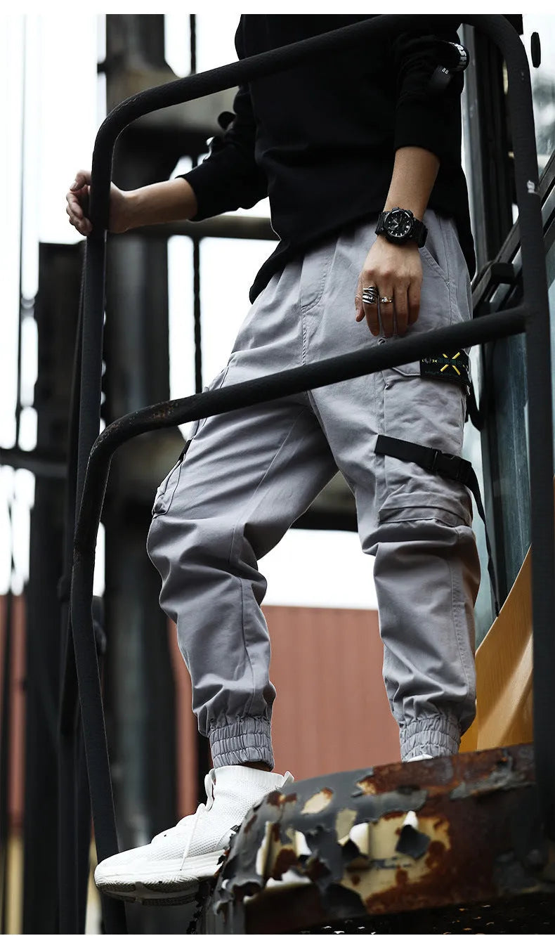 Men's cotton cargo pants in grey with multiple pockets, regular fit, side view