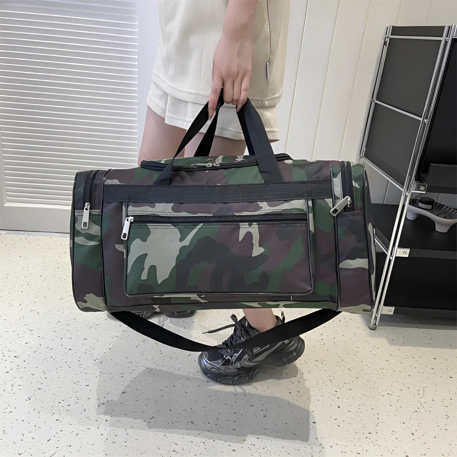 Camouflage luggage bag with 20L capacity and waterproof fabric construction