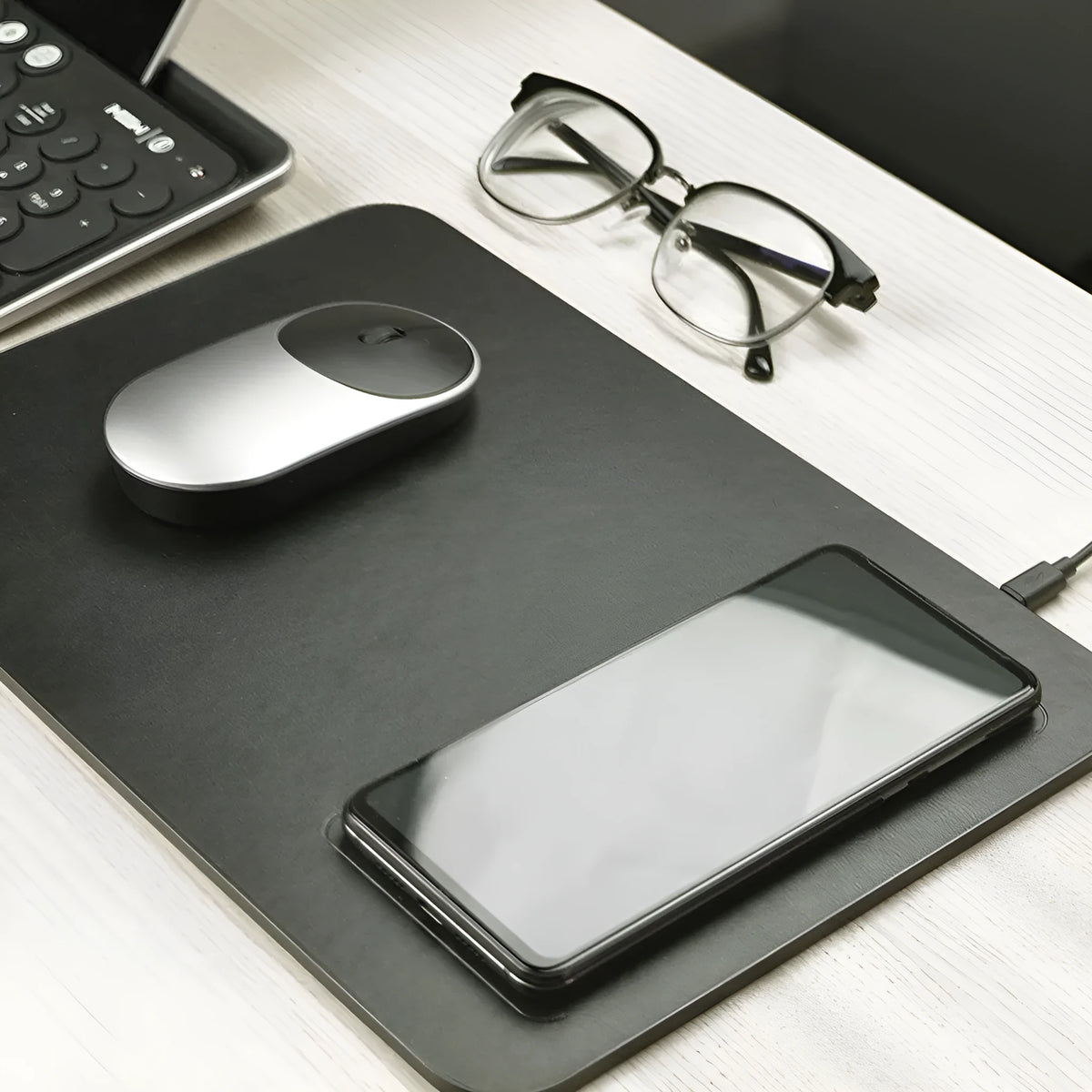 MIWU Wireless Charging Mouse Pad in Black – 300x210x5mm ABS Aluminium Alloy PU Skin Silicone Desk Mat for Qi-Compatible Devices with Charging Feature for Office Work and Home Use, Non-Slip Surface, Slim 5mm Profile