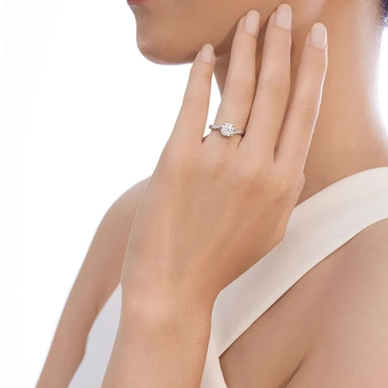 Women's silver moissanite ring with four-claw interwoven snowflake ornament in white gold colour size No 7