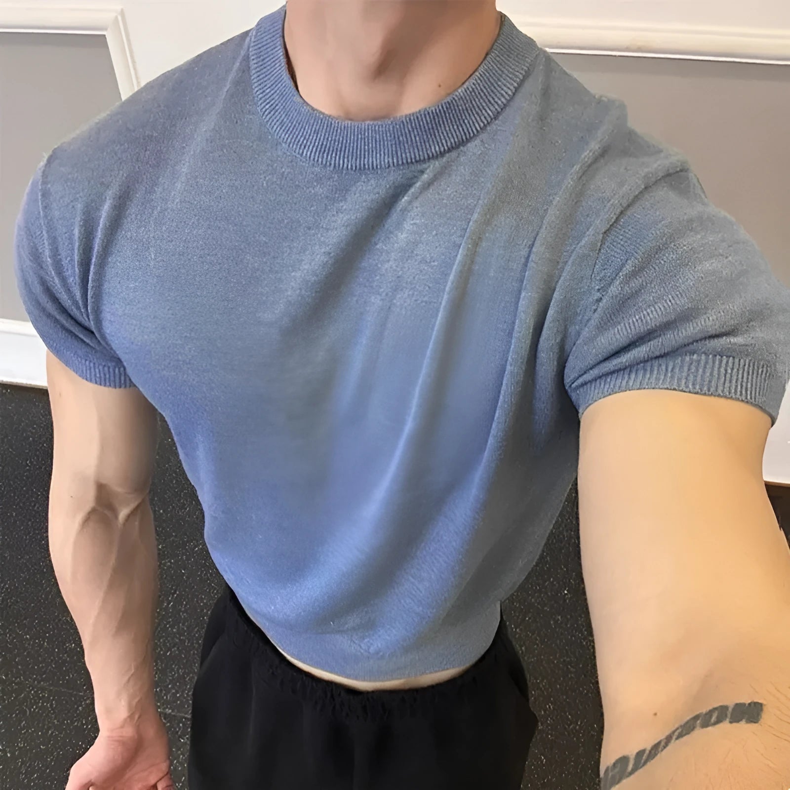 Men's slim fit knitted T-shirt with muscle-showing design and thread cuff-closing short sleeves in solid colour
