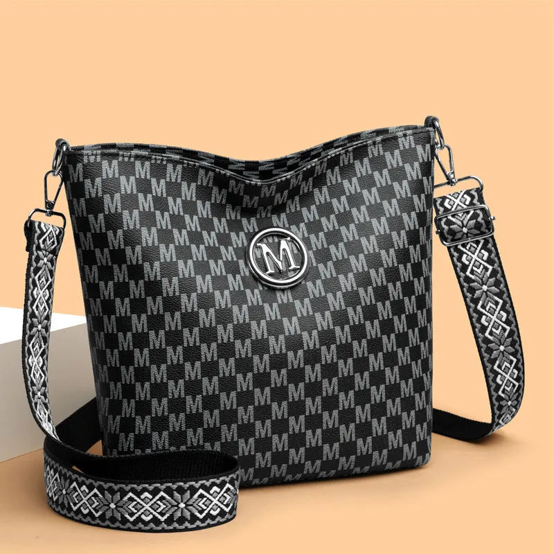 Retro dumpling-shaped fashion shoulder bag in PU material with zipper internal organisation