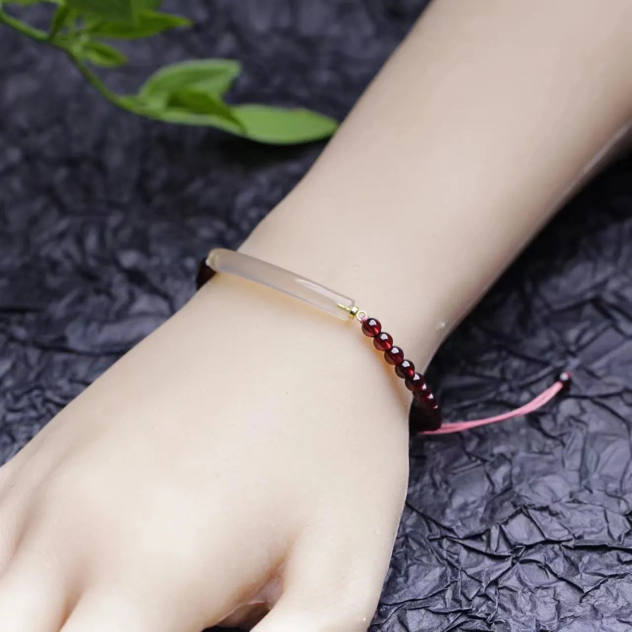 Red garnet pull adjustable bracelet with natural agate style and beaded design