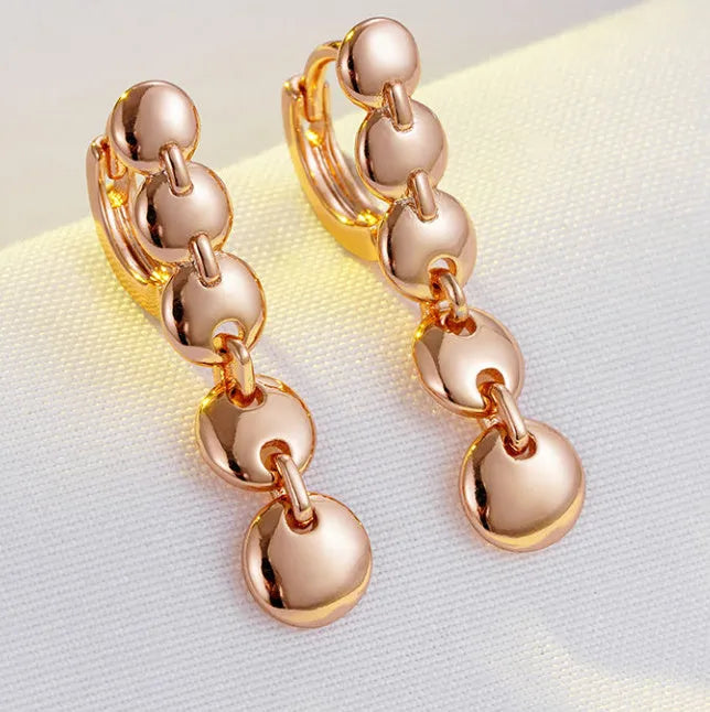 Gold-coloured retro circle earrings with woven copper construction and geometric design