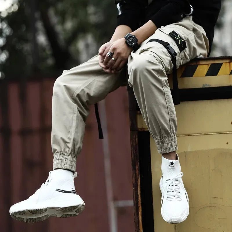 Men's cotton cargo pants in grey with multiple pockets, regular fit, side view