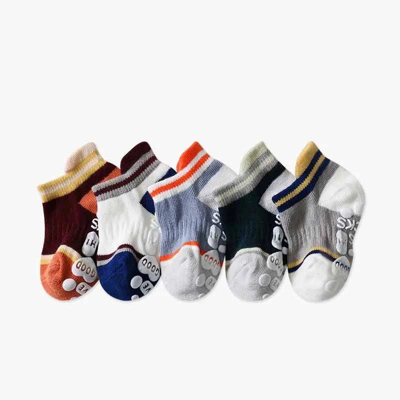 Children's low-cut boat socks in combed cotton with non-slip sole, shown in white, pink, bright, and dark colours, sizes XS to XL