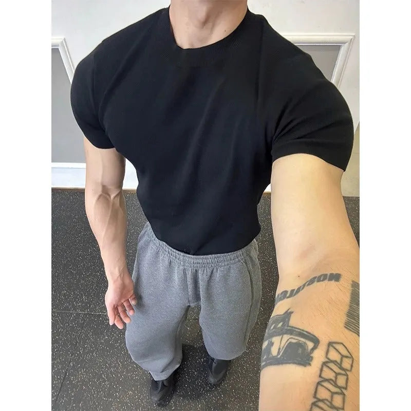 Men's slim fit knitted T-shirt with muscle-showing design and thread cuff-closing short sleeves in solid colour