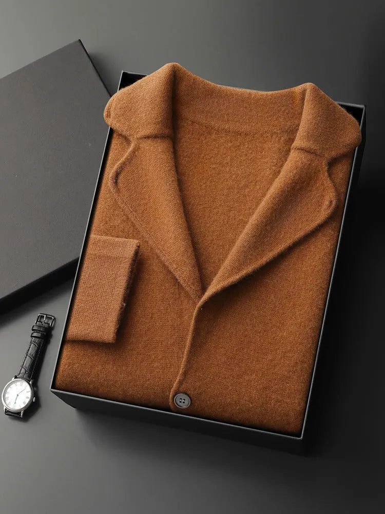 Man wearing a light gray loose-fit cashmere cardigan jacket with a thickened knit.