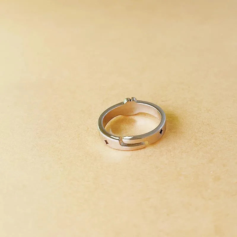 Women's shy rabbit ring in metal with adjustable opening and electroplated finish