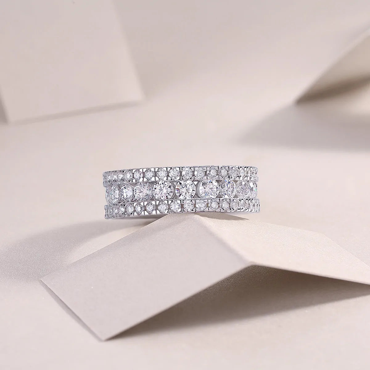 Moissanite wedding ring set in S925 silver with platinum plating, stone under 0.1 carat, sizes 5 to 9, gift box