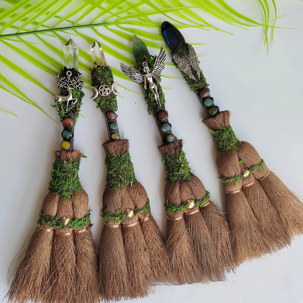 Natural crystal single pointed column broom made of chalcedony, white crystal colour variant