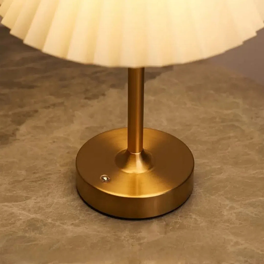 Retro French fabric metal table lamp with D-type telescopic design, warm light, 2000mAh or 5000mAh charging model.