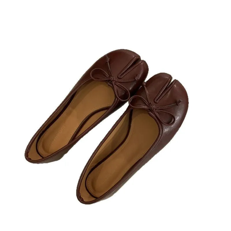 Women's split-toe flat pumps with round toe design in four colour options