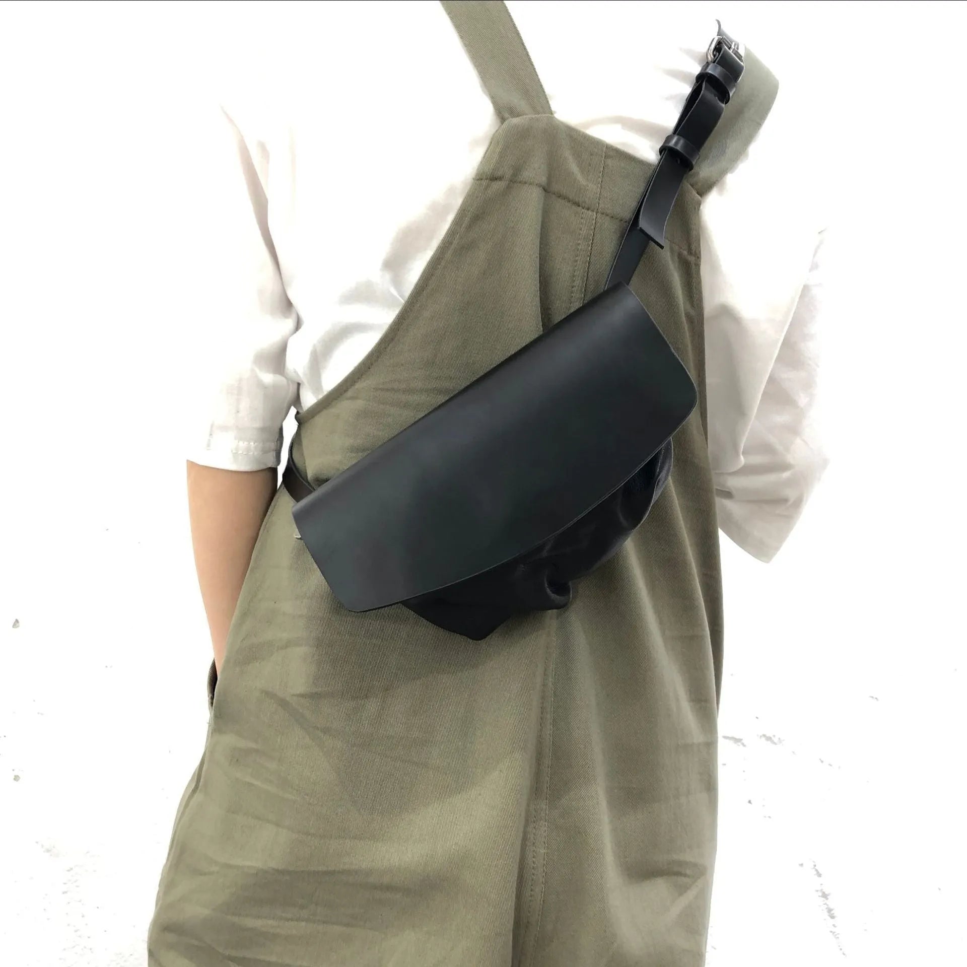 Black first layer cowhide leather handmade single-shoulder bag for women with compact design and urban simplicity style