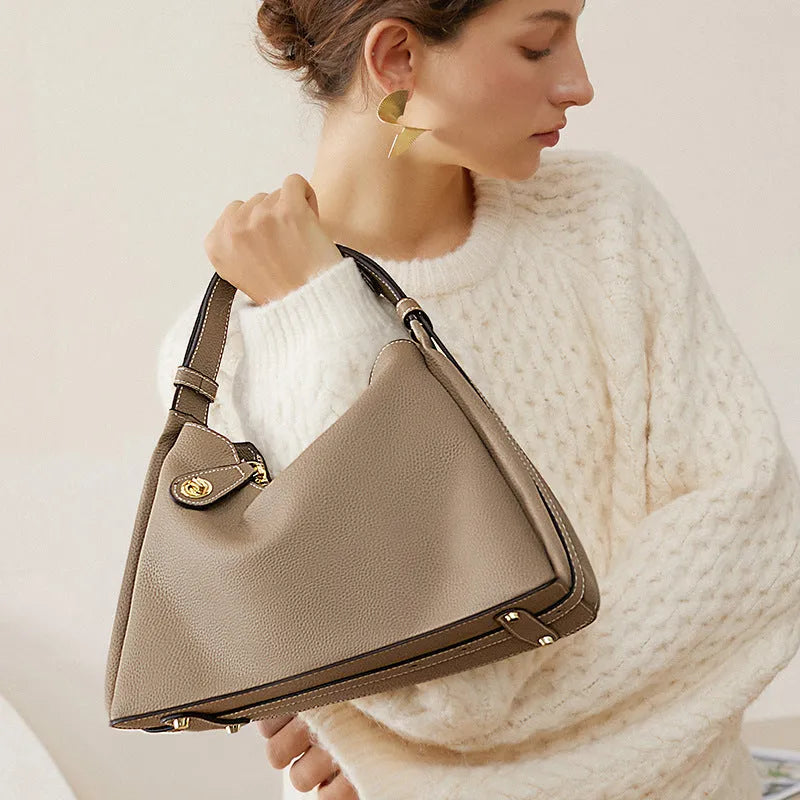 Genuine leather cross body shoulder bag in retro style with zipper closure and internal pockets