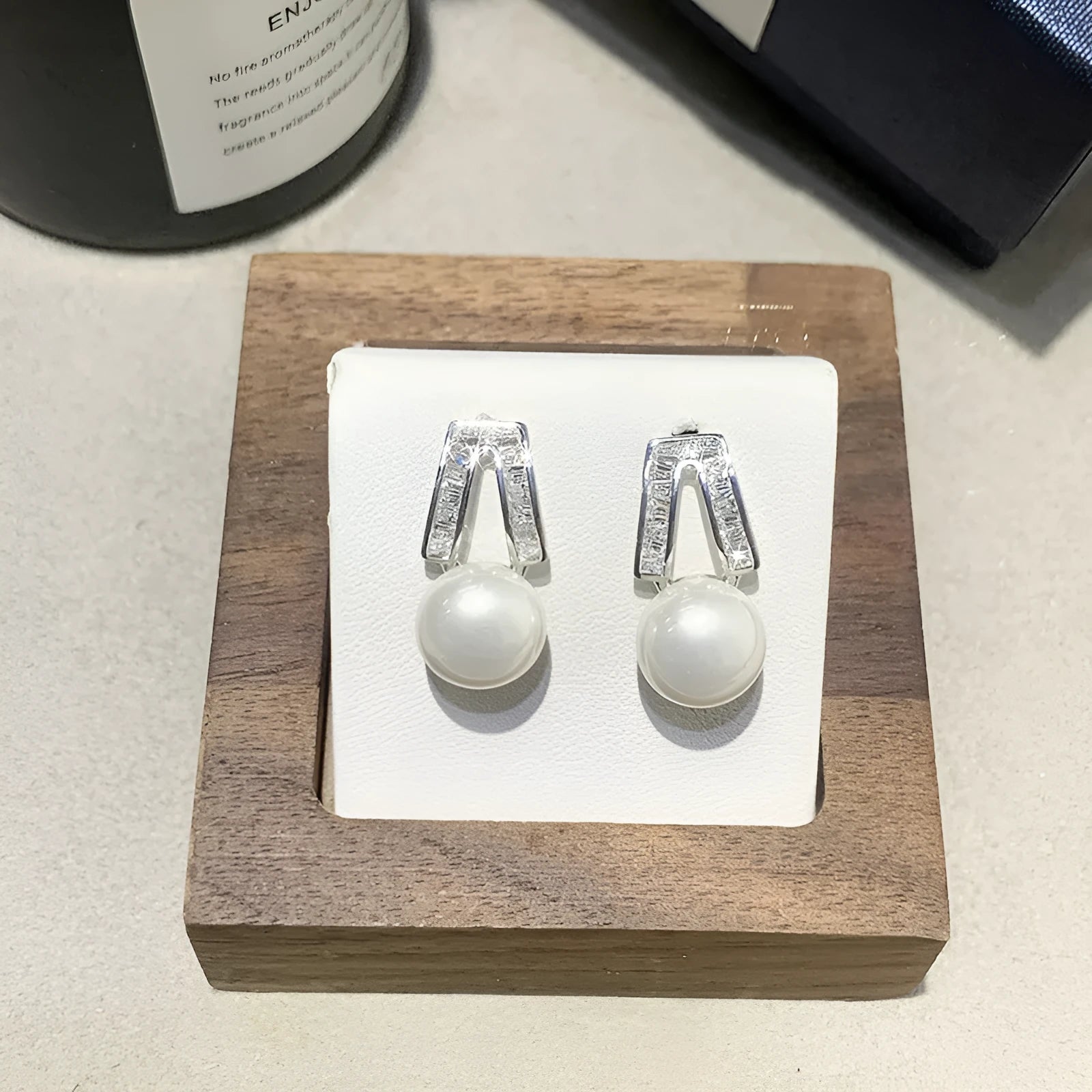 French retro minimalist faux pearl stud earrings for women Style1 close up