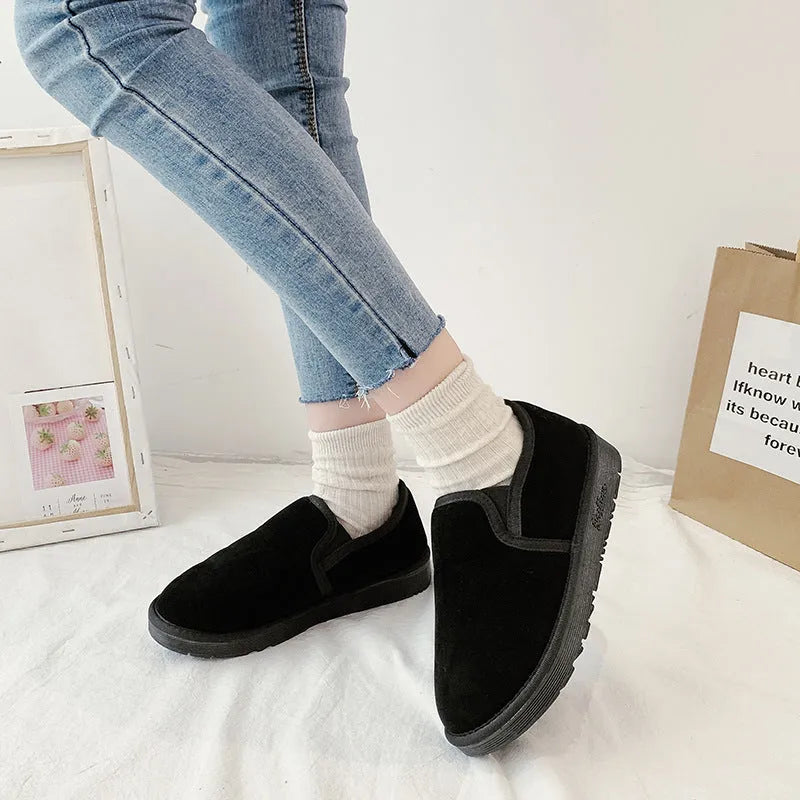 Flat-heel snow boot with fleece lining in multiple colour options on a rubber sole.