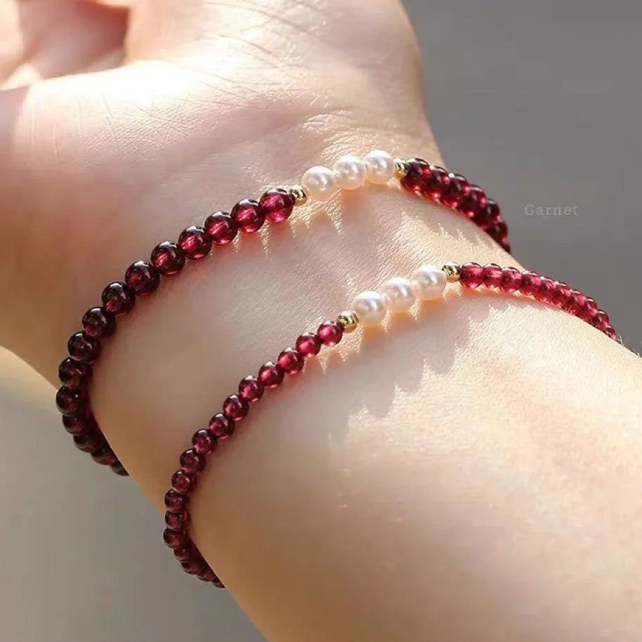 Women's artificial pearl bracelet with Chinese garnet beads in crystal construction