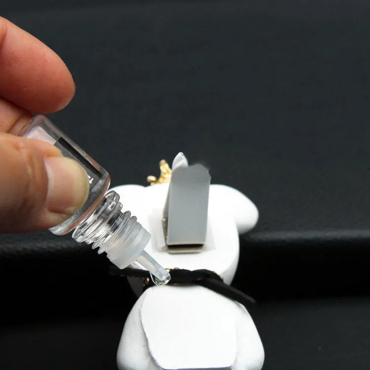 Car mounted gypsum bear perfume accessory clipped to air outlet, black rivet bear design, 7cm tall
