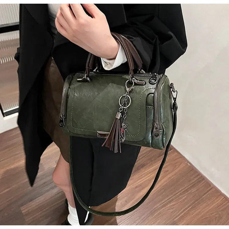 Large capacity women's PU handbag in brown with 26x13x17cm dimensions