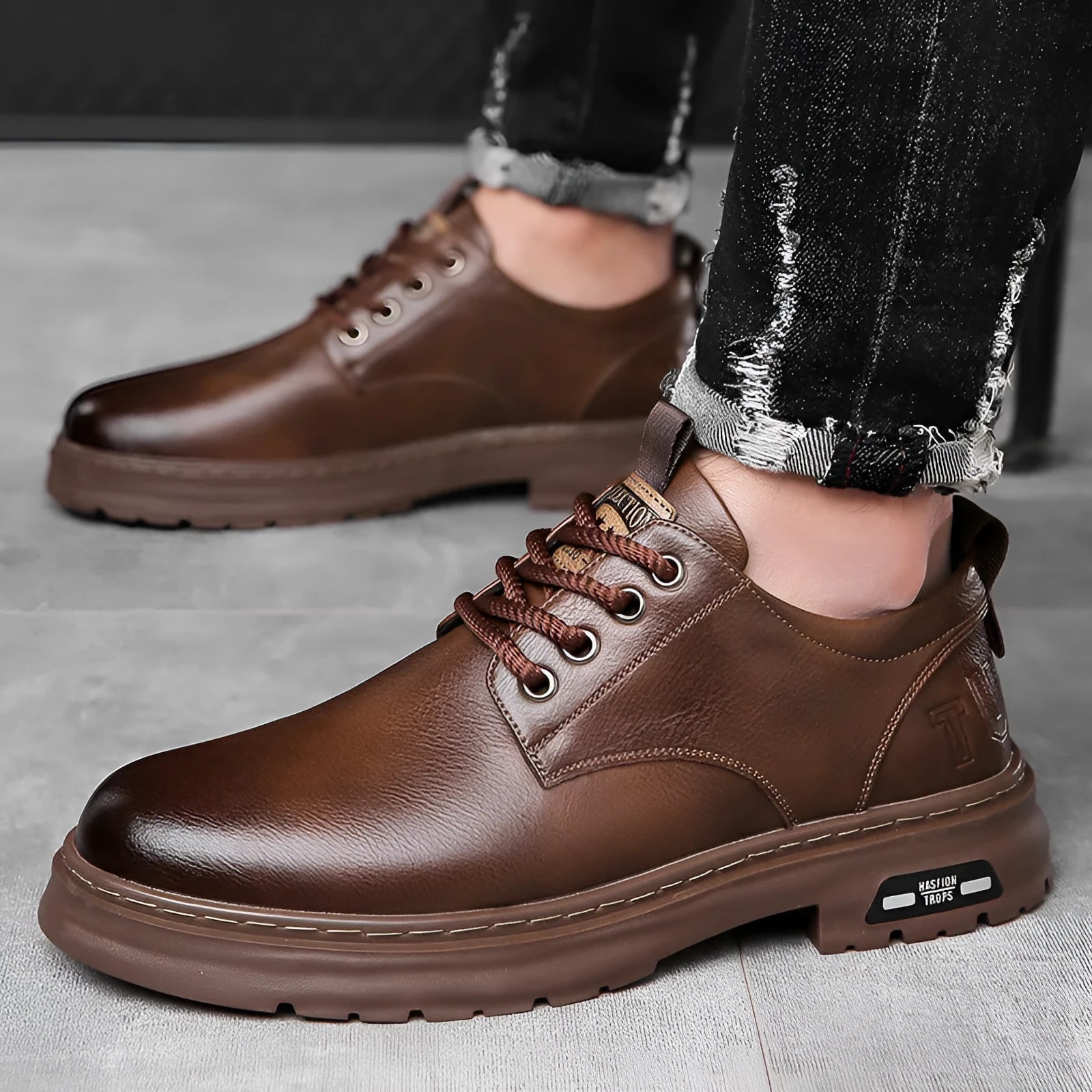 Retro men's casual leather-style shoes in black with round toe and visible stitching