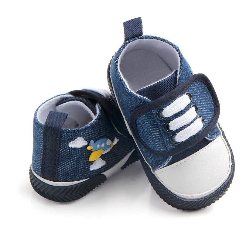 Blue baby walking shoes for boys with cartoon pattern on canvas upper