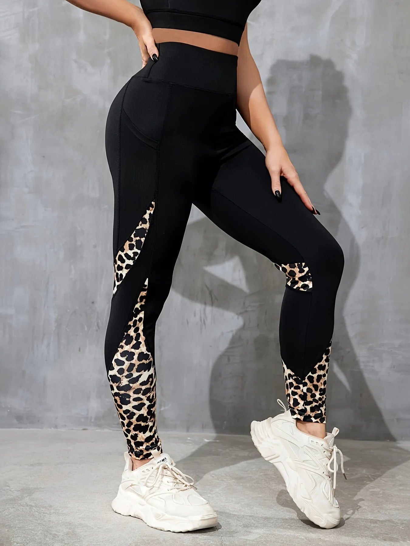 Women's high waist cropped yoga leggings with side pocket in leopard print style.
