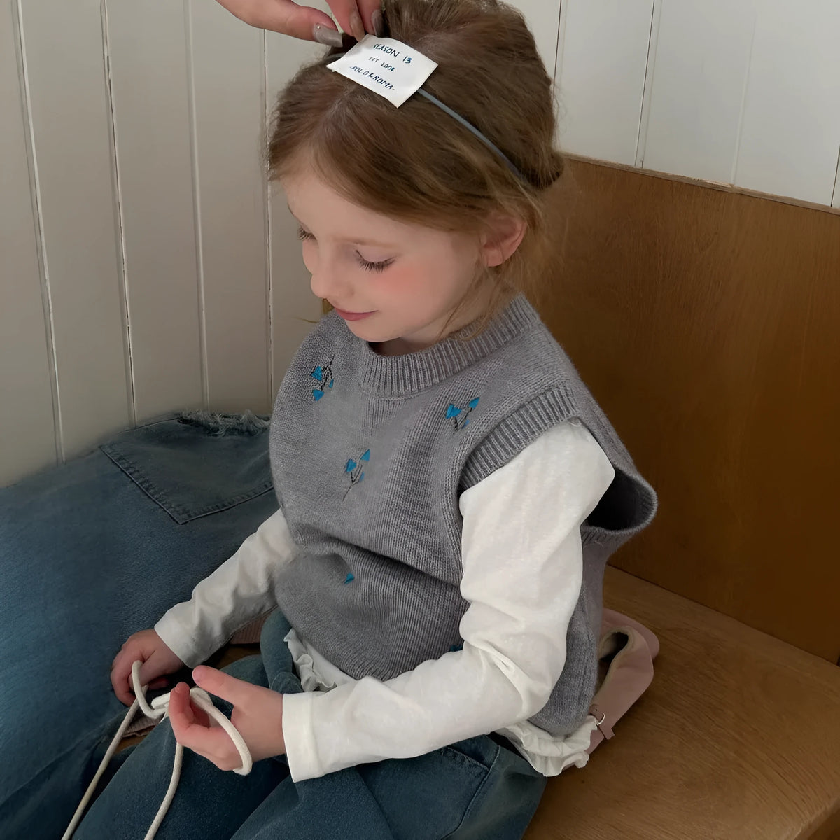 Girls' light grey knitted cotton vest with embroidery, sleeveless pullover, sizes 90cm to 150cm