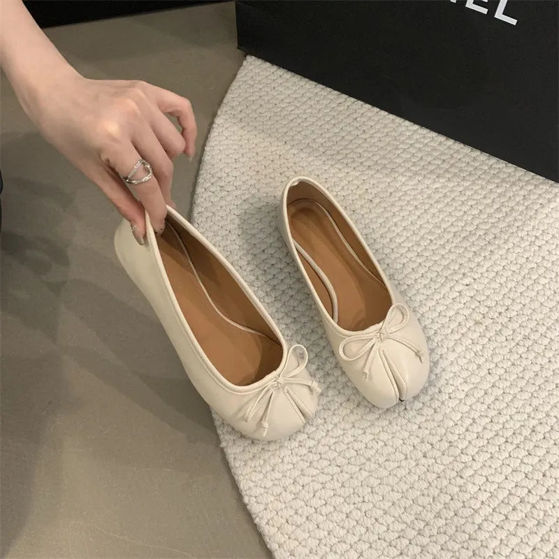 Women's split-toe flat pumps with round toe design in four colour options