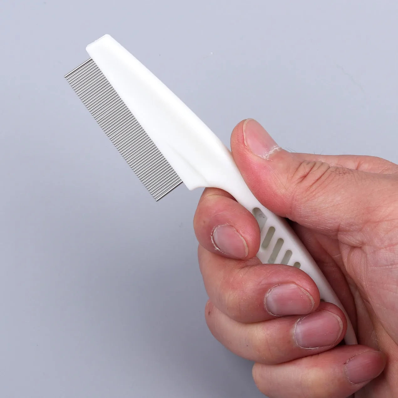 Flea comb with fine stainless steel teeth for dogs and cats, large size 18.5 cm, white handle