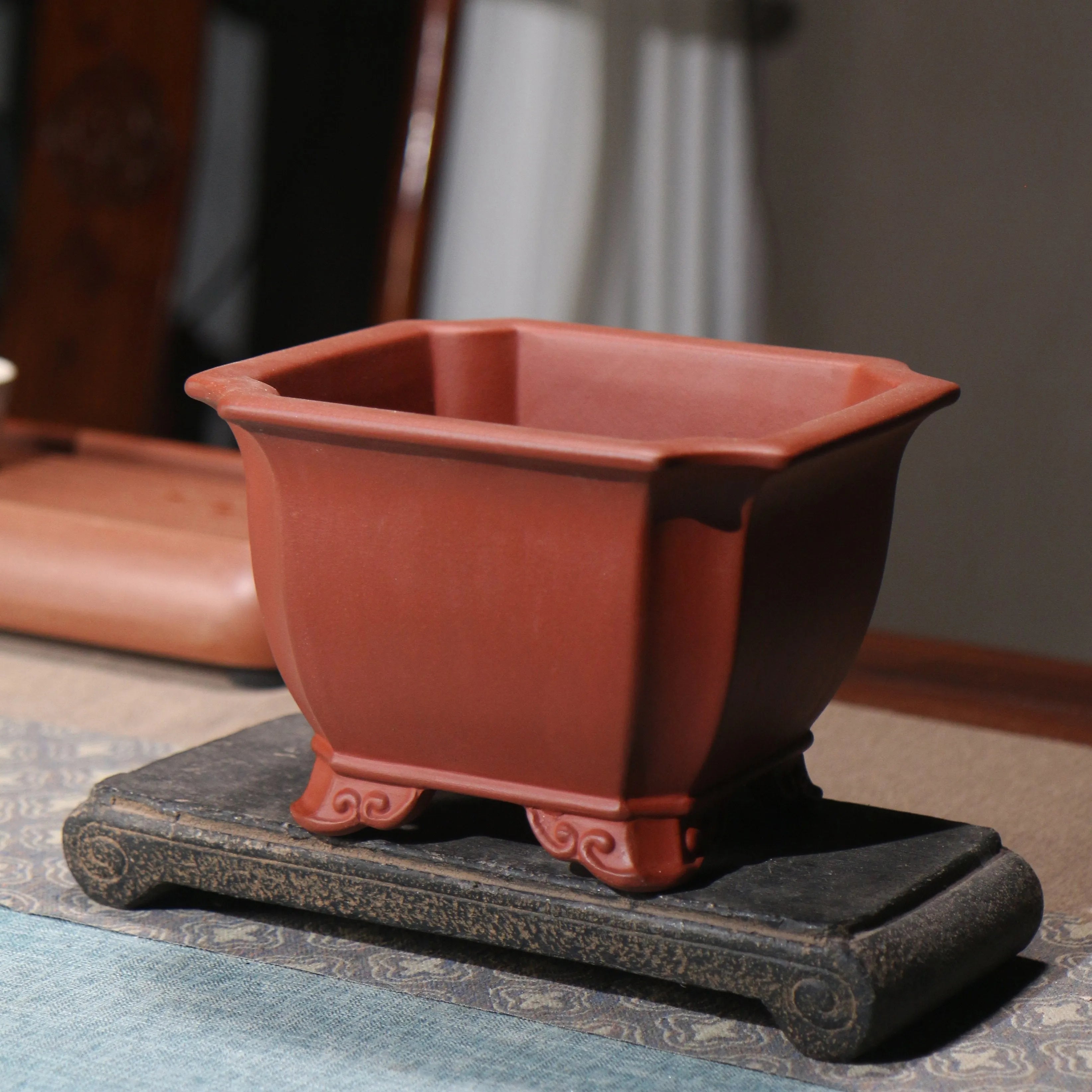 Chinese-style classical purple clay flowerpot for indoor bonsai with medium or large size options in brown or purple clay colour