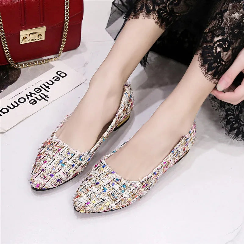 Women's black and white low-top canvas shoes with pointed toe and flat rubber soles