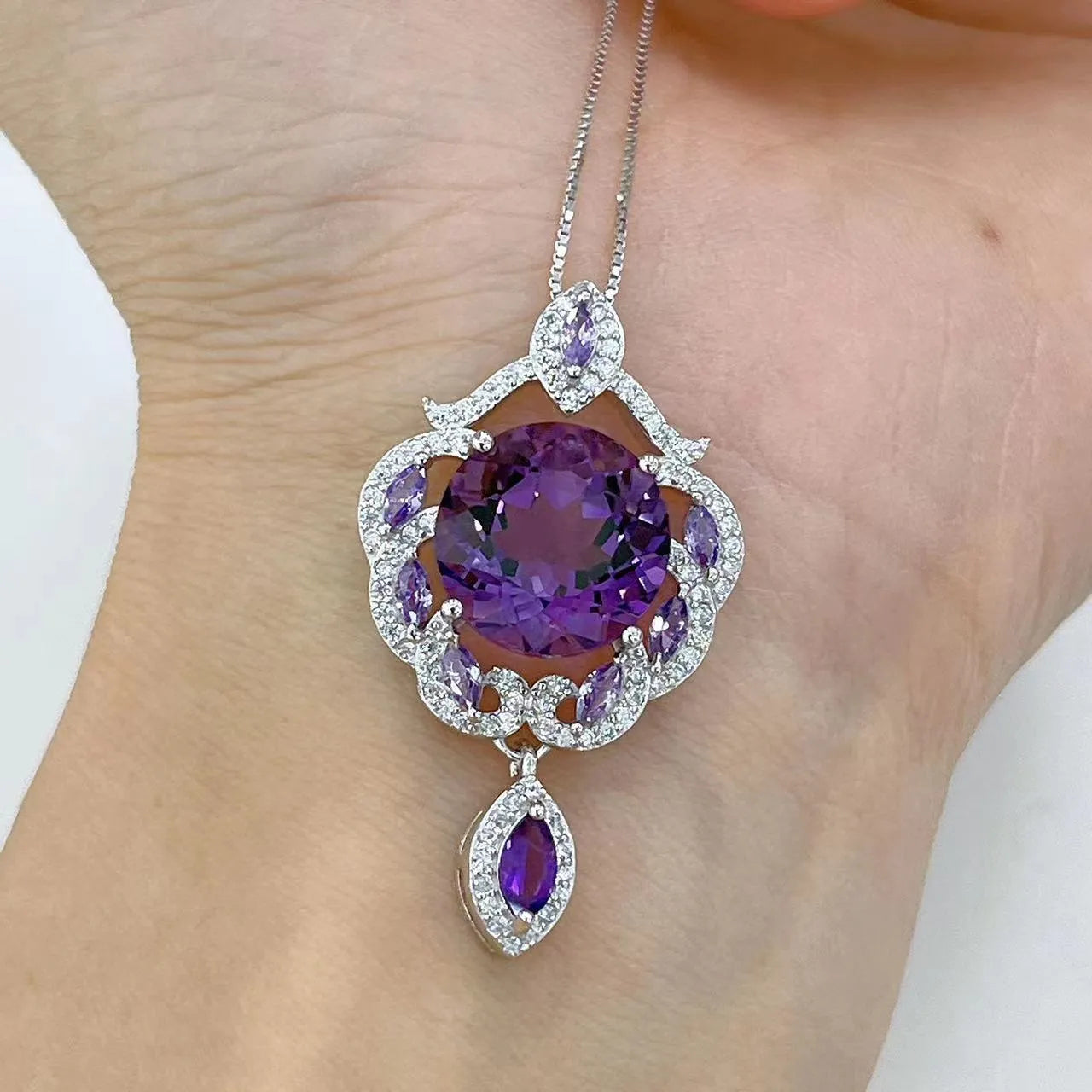 Purple amethyst stone set in platinum-plated silver U-shaped pendant with meteor shower pattern