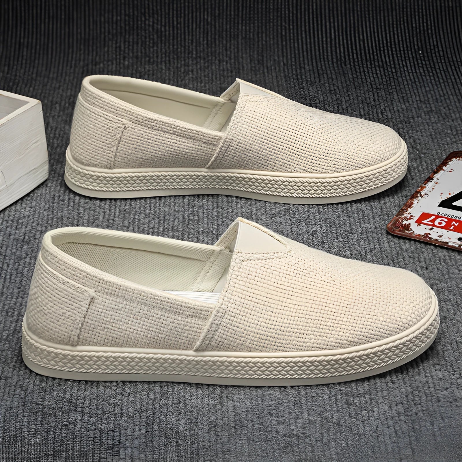 Men's linen-style cloth shoes in canvas with PVC soles showing round toe and sewing thread details