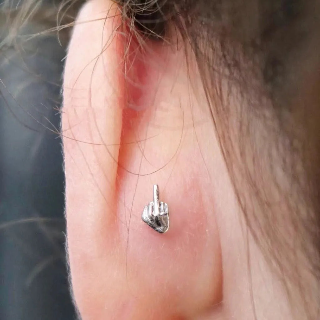 Women's alloy cartilage earring with screw clasp and vertical middle finger colour design