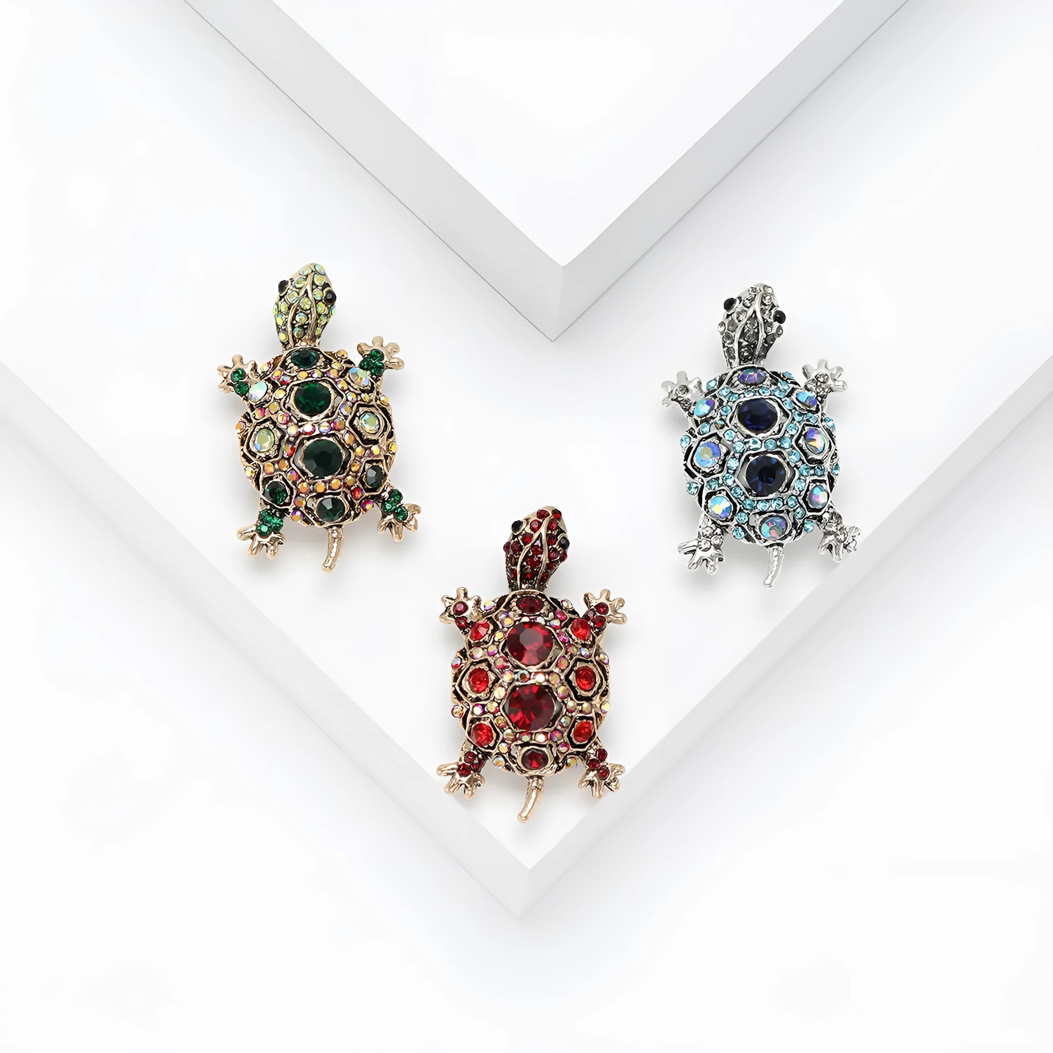 Alloy turtle brooch with rhinestone decoration in green, blue, or red colour options