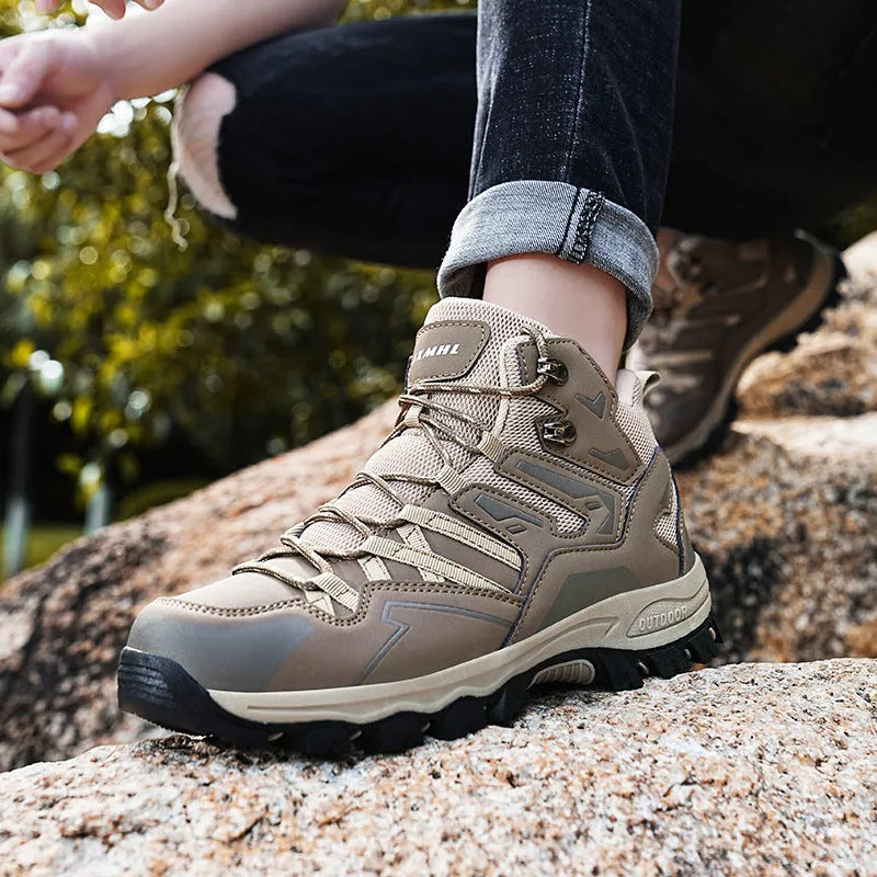 Men's low-top hiking sneakers in grey with flannel upper and natural rubber sole.