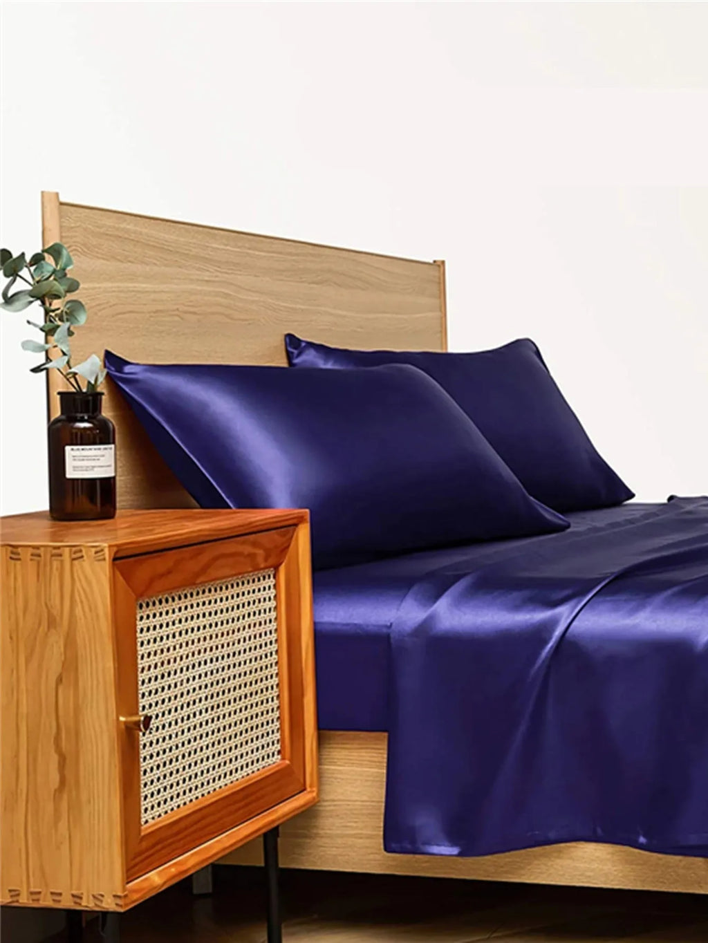 Four-piece imitation silk bedding set in navy blue – includes quilt cover, fitted sheet, and two pillowcases with satin weave finish