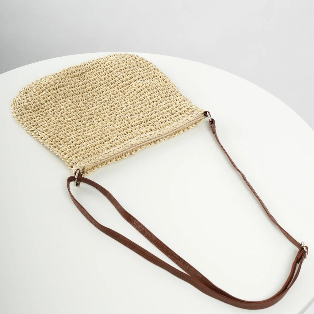 Medium woven straw tote bag with zipper in beige or dark khaki, 29cm wide, 23cm high, 6cm deep.