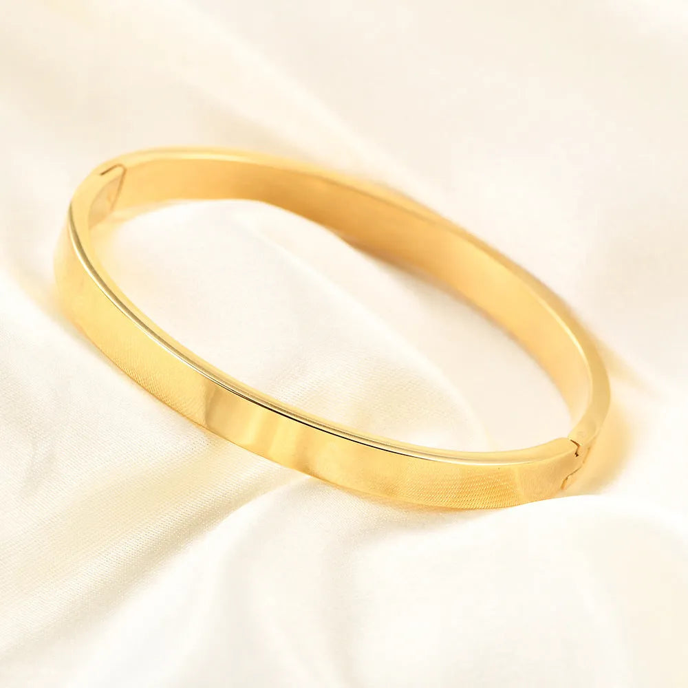 Simple glossy snap bracelet for women in polished stainless steel, oval minimalist design, steel colour or gold