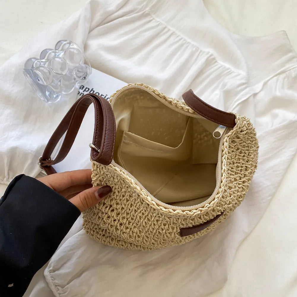Medium woven straw tote bag with zipper in beige or dark khaki, 29cm wide, 23cm high, 6cm deep.
